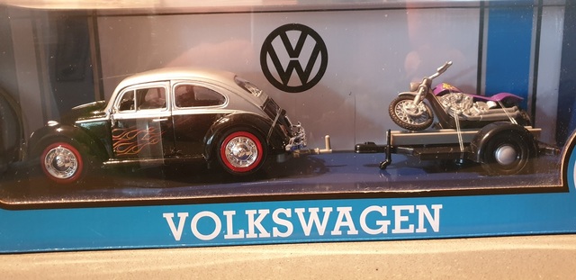 Volkswagen Beetle & Motorbike on Trailer 1/24 Roadcar Motormax