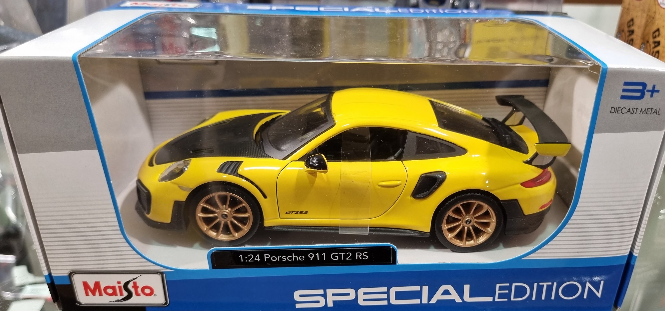 Porsche 911 GT2 RS Yellow 1/24 Maisto