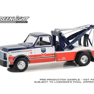 Greenlight Dually Driver Series 13 1968 Chevrolet C-30 Dually Wrecker - Standard Oil Road Service